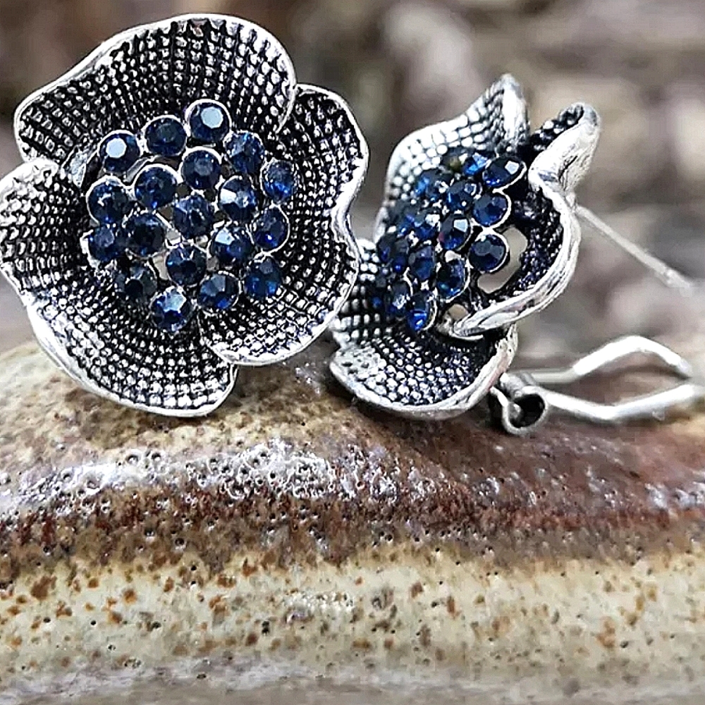 💚 Silver Antiqued and  Blue Topaz Push back Earrings. 23.5*23 mm size.